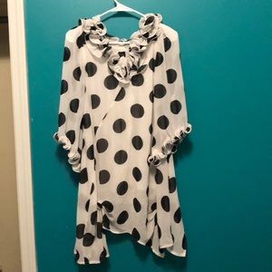 GORGEOUS black and white polkadot swing top🖤
